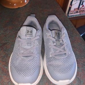 Under armour gray tennis shoes